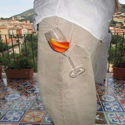 Ein Aperol Spritz steckt in der Hosentasche – Sommerfest auf der Terrasse