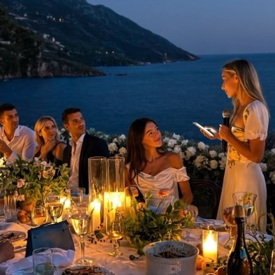 Rede bei Kerzenschein an der abendlichen Hochzeitstafel über dem Meer